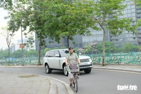 Đại sứ Thụy Điển Ann Mawe thường đạp xe đi làm - Ảnh: ĐẬU DUNG - DUY LINH Đại sứ Thụy Điển Ann Mawe thường đạp xe đi làm - Ảnh: ĐẬU DUNG