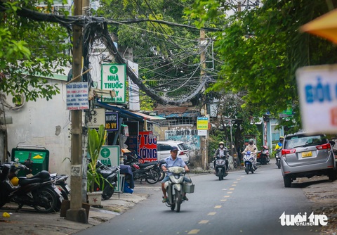 Chi 1.000 tỉ đồng mở rộng 600m ‘thắt cổ chai’ đường Chu Văn An- Ảnh 8. Bên cạnh đó, cơ sở hạ tầng kỹ thuật khu vực cũng còn nhiều hạn chế, đường dây điện chằng chịt như