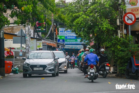 Chi 1.000 tỉ đồng mở rộng 600m ‘thắt cổ chai’ đường Chu Văn An- Ảnh 10. Hiện trạng mặt đường chỉ khoảng 4m nên thường xuyên xung đột giao thông, đặc biệt vào giờ cao điểm hoặc có xe lớn chạy vào - Ảnh: CHÂU TUẤN