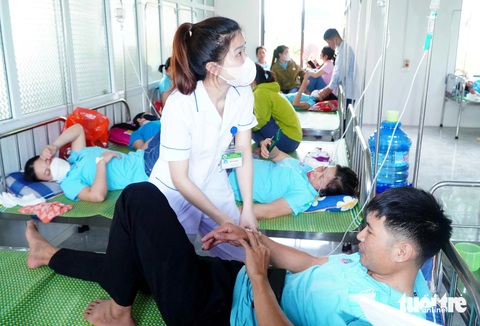 Vụ hơn 70 công nhân ngộ độc: Bếp ăn không đảm bảo vệ sinh- Ảnh 1. Nhiều công nhân phải nhập viện sau bữa ăn trưa - Ảnh: THÁI DƯƠNG