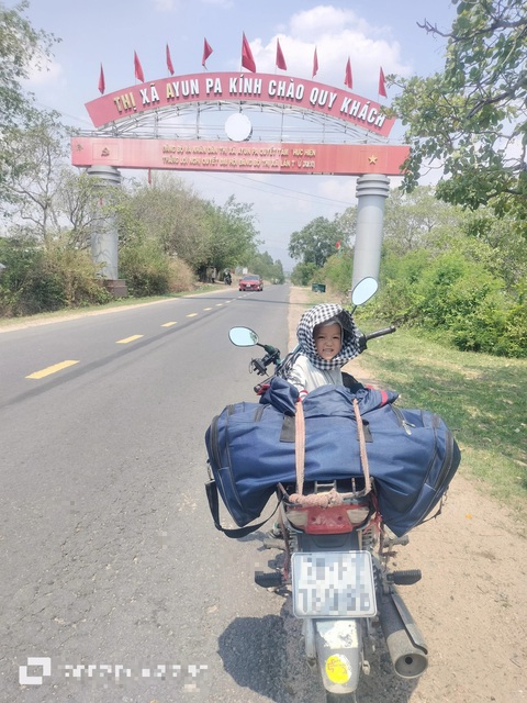 Em bé người Dao bé nhỏ được mẹ chụp rất nhiều khoảnh khắc dọc đường đi - Ảnh: NVCC Em bé người Dao được mẹ chụp rất nhiều khoảnh khắc dọc đường đi - Ảnh: NVCC