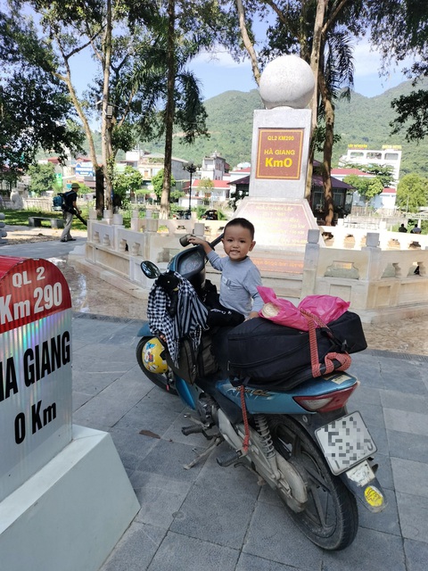 Hai mẹ con đã đến cột mốc Km số 0 Hà Giang - Ảnh: NVCC Hai mẹ con đã đến cột mốc km số 0 Hà Giang - Ảnh: NVCC