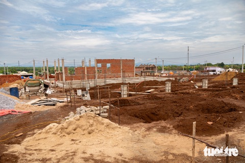 Mua đất của xã nay thu hồi không đền bù, dân không chịu di dời- Ảnh 2. Chính quyền đề xuất bố trí đất tái định cư cho 2 hộ dân này - Ảnh: HOÀNG TÁO