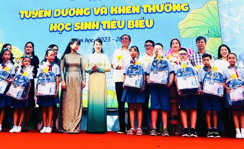 Trường tiểu học Trần Hưng Đạo, quận 1, TP.HCM mời phụ huynh và học sinh lên vinh danh trên sân khấu - Ảnh: MỸ DUNG Trường tiểu học Trần Hưng Đạo, quận 1, TP.HCM mời phụ huynh và học sinh lên vinh danh trên sân khấu - Ảnh: MỸ DUNG