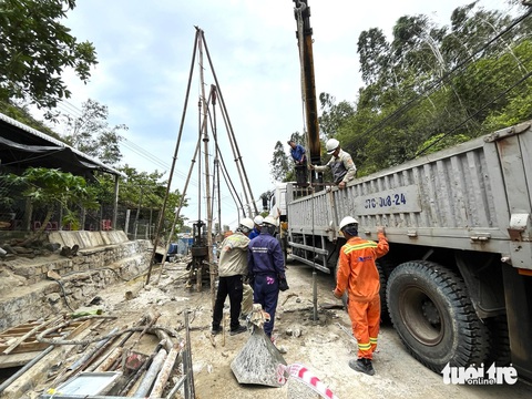 Đến sáng 29-5, các mũi khoan thăm dò địa chất vẫn còn bố trí trên nóc hầm đường sắt Chí Thạnh - Ảnh: NGUYỄN HOÀNG Đến sáng 29-5, các mũi khoan vẫn còn bố trí trên nóc hầm đường sắt Chí Thạnh - Ảnh: NGUYỄN HOÀNG
