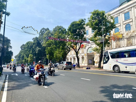 TP.HCM cấm xe 29 đường phục vụ Lễ hội sông nước- Ảnh 1. TP.HCM cấm xe đi 29 tuyến đường ở khu vực trung tâm TP.HCM phục vụ an toàn giao thông suốt thời gian diễn ra Lễ hội sông nước - Ảnh: THU DUNG