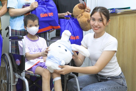 Hoa khôi Sinh viên 2023 Trịnh Huyền Mai tham gia đồng hành trao quà Ước mơ của Thúy cho bệnh nhi - Ảnh: DANH KHANG Hoa khôi Sinh viên 2023 Trịnh Huyền Mai tham gia đồng hành trao quà Ước mơ của Thúy cho bệnh nhi - Ảnh: DANH KHANG