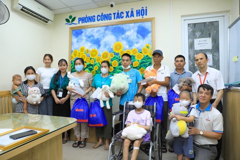 15 phần quà của chương trình Ước mơ của Thúy trao tặng cho bệnh nhi tại Bệnh viện Nhi trung ương - ẢNH: DANH KHANG 15 phần quà của chương trình Ước mơ của Thúy trao tặng cho bệnh nhi tại Bệnh viện Nhi trung ương - Ảnh: DANH KHANG