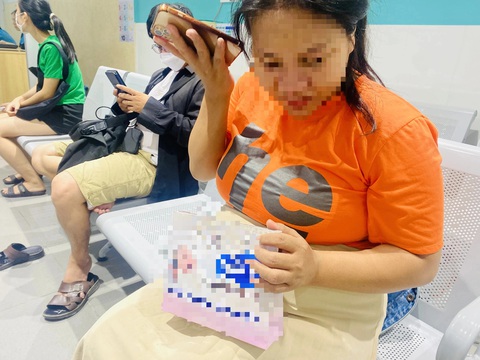Trót nhận hàng dùng thử, mẹ bỉm sữa bị gọi điện 'khủng bố' từ sáng đến tối- Ảnh 3. Nhiều mẹ bầu, mẹ bỉm sữa được tặng hàng dùng thử khi đến khám tại các bệnh viện. Với mỗi món hàng dùng thử, họ phải cung cấp thông tin cá nhân như tên tuổi, số điện thoại, ngày dự sinh hoặc ngày sinh của con - Ảnh minh họa: ĐOÀN NHẠN