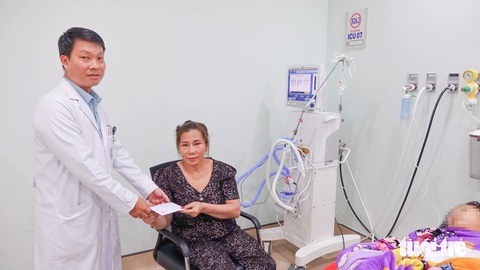Nữ sinh lớp 6 đứt lìa hai chân: Lãnh đạo Kiên Giang yêu cầu bệnh viện tập trung điều trị bệnh nhân- Ảnh 2. Các nhà hảo tâm hỗ trợ tiền cho gia đình em T. - Ảnh: CHÍ CÔNG