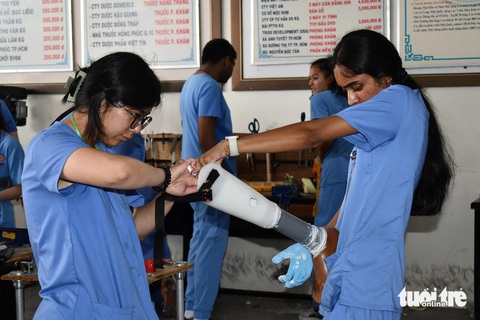 Lắp đặt tay, chân giả cho gần 1.000 người nghèo- Ảnh 3. Đoàn thiện nguyện Mercer On Mission tài trợ hơn 4,4 tỉ đồng hỗ trợ lắp đặt tay, chân giả cho 1.000 người ở Kiên Giang - Ảnh: BÙI THỊ