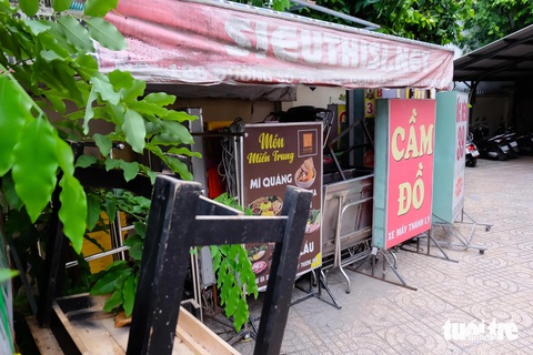 Xe hàng rong, bảng hiệu chất đống trong trụ sở UBND phường, có xe 5 năm không ai đến nhận- Ảnh 1. Bên trong trụ sở UBND phường 25, quận Bình Thạnh, các bảng hiệu, bàn ghế, xe đẩy tự chế chồng chất lên nhau - Ảnh: TIẾN QUỐC