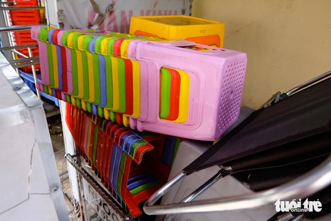Xe hàng rong, bảng hiệu chất đống trong trụ sở UBND phường, có xe 5 năm không ai đến nhận- Ảnh 3. Bàn ghế thu giữ từ những người bán hàng rong được sắp xếp khéo léo để không chiếm diện tích trụ sở UBND phường - Ảnh: TIẾN QUỐC