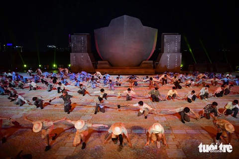 Hé lộ những hình ảnh đầu tiên của vở nhạc kịch Chuyến tàu huyền thoại- Ảnh 6. Sân khấu còn kể những trận đánh vang dội trên sông một cách hào hùng, hoành tráng.