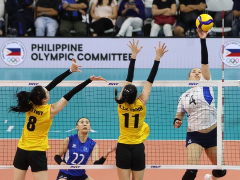 Thắng Kazakhstan, bóng chuyền nữ Việt Nam bảo vệ thành công chức vô địch AVC Challenge Cup- Ảnh 2. Hàng chắn của tuyển Việt Nam nhiều lần ngăn chặn thành công Kazakhstan - Ảnh: AVC