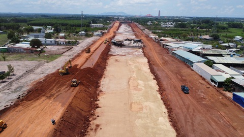 Dự án cao tốc Biên Hòa - Vũng Tàu: ‘Đừng để Đồng Nai mắc cỡ’- Ảnh 2. Cao tốc Biên Hòa - Vũng Tàu đang triển khai thi công đoạn thuộc huyện Long Thành - Ảnh: A LỘC