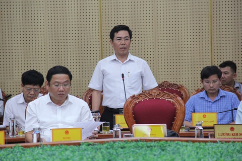 Đang chủ trì cuộc họp đường cao tốc, bí thư Quảng Ngãi kịp thời xin ý kiến Trung ương gỡ vướng- Ảnh 3. Ông Nguyễn Đăng Vinh, chủ tịch UBND huyện Tư Nghĩa - Ảnh: TRẦN MAI