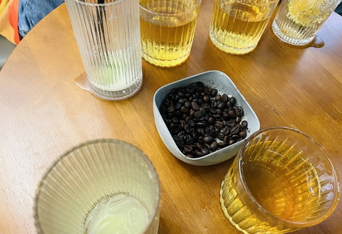 Cà phê cà pháo miễn làm xong việc hay phải có mặt đúng giờ mới chuyên nghiệp?- Ảnh 1. Tha thẩn cà phê, ăn sáng sau khi điểm danh là thói quen phổ biến của nhiều người làm việc văn phòng - Ảnh: MÂY TRẮNG