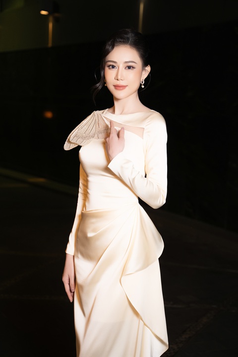 Cao Thùy Trang tái xuất mi nhon, phủ nhận tin đồn bí mật kết hôn- Ảnh 3. Bên cạnh việc yêu thương bản thân, Cao Thùy Trang còn dành thời gian tìm về những vùng sâu, vùng xa giúp đỡ những mảnh đời khó khăn bằng số tiền do mình làm ra. Cô chủ trương không kêu gọi từ thiện.