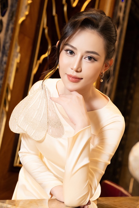 Cao Thùy Trang tái xuất mi nhon, phủ nhận tin đồn bí mật kết hôn- Ảnh 4. Hiện tại, người đẹp đã đón mẹ từ Quảng Ngãi vào TP.HCM để tiện chăm sóc. Thời gian rảnh rỗi, cô đưa mẹ đi du lịch và thưởng thức những món ngon. Cô vui vì mỗi lần về trễ mẹ đều chờ cửa, cũng như gọi điện nhắc con về sớm.