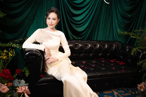 Cao Thùy Trang tái xuất mi nhon, phủ nhận tin đồn bí mật kết hôn- Ảnh 5. Cao Thùy Trang tiết lộ dù mẹ cô háo hức mong chờ việc có cháu ẵm bồng, nhưng không gây áp lực việc lập gia đình lên con cái, mà chỉ nhắc khéo