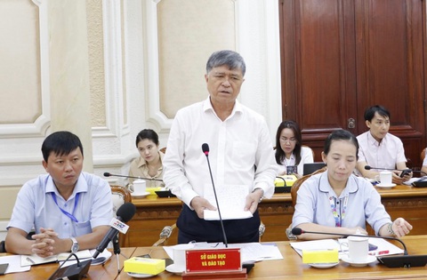 TP.HCM thiếu trầm trọng nhân lực và cơ sở hạ tầng y tế, giáo dục- Ảnh 1. Lãnh đạo Sở Giáo dục và Đào tạo báo cáo tại buổi giám sát - Ảnh: T.H.
