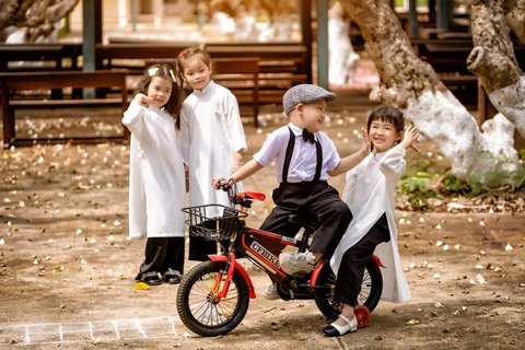 Bé Chí Đạt và các bạn trong buổi chụp ảnh kỷ yếu mầm non - Ảnh: NVCC Bé Chí Đạt và các bạn trong buổi chụp ảnh kỷ yếu mầm non - Ảnh: NVCC