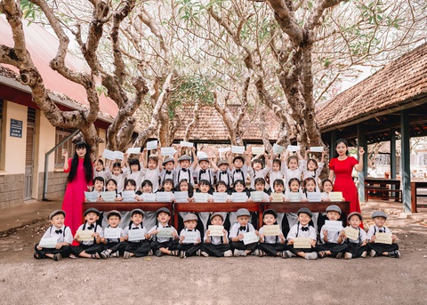 Các bé nhỏ cũng cầm bảng ghi tên mình giống hệt các anh chị học lớp 12 hay Đại học - Ảnh: NVCC Các bé nhỏ cũng cầm bảng ghi tên mình giống hệt các anh chị học lớp 12 hay đại học - Ảnh: NVCC