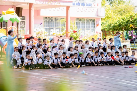 Các bé cùng các cô thả máy bay giấy chở ước mơ - Ảnh: NVCC Các bé cùng các cô thả máy bay giấy chở ước mơ - Ảnh: NVCC