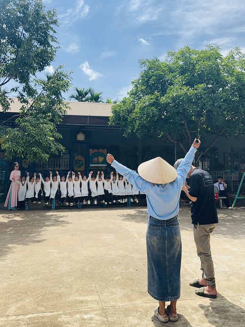 Cả ê kíp cần phải có nhiều người phối hợp với nhau, chia rõ máy ảnh nào chụp góc ảnh chính diện, máy ảnh nào chạy bắt khoảnh khắc. Ê kíp cũng phải có riêng hoạt náo viên, có người chỉnh dáng, xếp dáng, chỉnh trang phục, chỉnh tóc cho bé - Ảnh: NVCC Cả ê kíp cần phải có nhiều người phối hợp với nhau, chia rõ máy ảnh nào chụp góc ảnh chính diện, máy ảnh nào chạy bắt khoảnh khắc. Ê kíp cũng phải có riêng hoạt náo viên, có người chỉnh dáng, xếp dáng, chỉnh trang phục, chỉnh tóc cho bé - Ảnh: NVCC