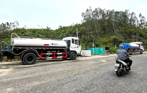 Các xe chuyên dụng được huy động đến khu vực phía trên của phía Nam của hầm đường sắt Chí Thạnh - Ảnh: NGUYỄN HOÀNG Các xe chuyên dụng được huy động đến khu vực phía trên của phía Nam hầm đường sắt Chí Thạnh - Ảnh: NGUYỄN HOÀNG