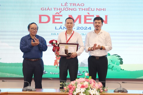 Đại diện Nhà xuất bản Trẻ (giữa) thay mặt tác giả Lý Lan nhận Giải thưởng Hiệp sĩ Dế Mèn - Ảnh: BTC Đại diện Nhà xuất bản Trẻ (giữa) thay mặt tác giả Lý Lan nhận Giải thưởng Hiệp sĩ Dế Mèn - Ảnh: BTC