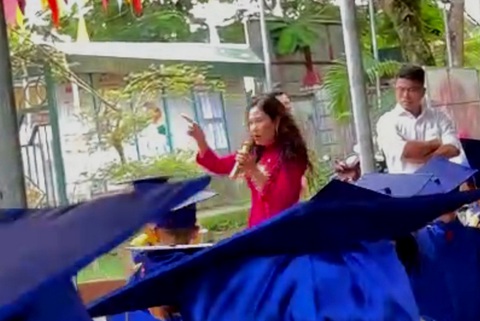 Trưởng hội phụ huynh nói về khuất tất xã hội hóa, hiệu trưởng giật micro chỉ mặt ngăn cản- Ảnh 1. Bà Chung, hiệu trưởng Trường mầm non số 1 thị trấn Quy Đạt, chỉ mặt hội trưởng hội phụ huynh đang trình bày trên sân khấu, yêu cầu ngừng nói về việc xã hội hóa mua tủ đồ - Ảnh cắt từ clip của phụ huynh
