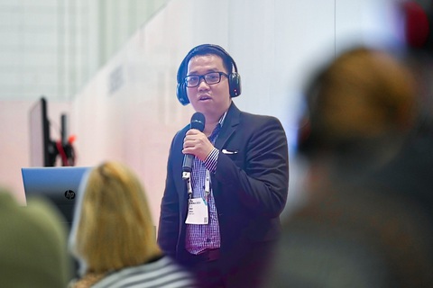 Bác sĩ Bernard sang Anh báo cáo điều trị vết thương- Ảnh 1. BS Phan Duy Kiên báo cáo tại Hội nghị EWMA 2024 về chủ đề Loét tĩnh mạch - Nguồn: Trung tâm Vết thương Bernard