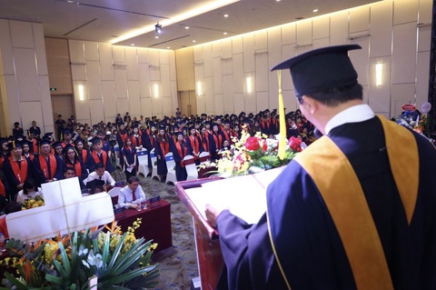 Sinh viên ra trường trễ vì bằng tốt nghiệp THPT của nước ngoài- Ảnh 1. Sinh viên Trường cao đẳng Việt Mỹ (TP.HCM) trong lễ tốt nghiệp năm 2023 - Ảnh: NT