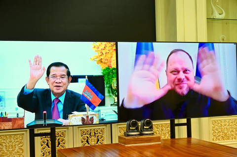 Ukraine mời Campuchia dự hội nghị hòa bình, ông Hun Sen nói nên có Nga- Ảnh 1. Chủ tịch Thượng viện Campuchia Hun Sen (trái) điện đàm cùng Chủ tịch Quốc hội Ukraine Ruslan Stefanchuk trong một cuộc gọi video hôm 28-5 - Ảnh: SHS