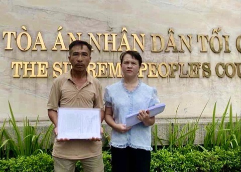 Chị gái 'nữ sinh giao gà' gửi đơn đề nghị giám đốc thẩm bản án của mẹ- Ảnh 1. Cha con ông Cao Văn Hường, Cao Thảo Loan đến Tòa án nhân dân tối cao gửi đơn - Ảnh: Người nhà cung cấp