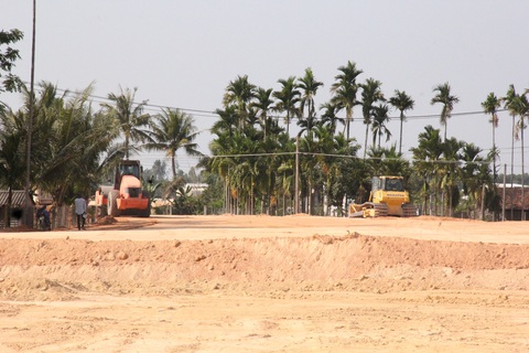 Đang chủ trì cuộc họp đường cao tốc, bí thư Quảng Ngãi kịp thời xin ý kiến Trung ương gỡ vướng- Ảnh 2. Một đoạn vướng giải phóng mặt bằng ở xã Phổ Phong, thị xã Đức Phổ, Quảng Ngãi - Ảnh: TRẦN MAI