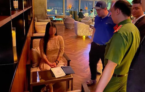 Cô gái dùng bill 11 triệu đồng ở nhà hàng nhưng không trả tiền, nói gì với công an?- Ảnh 1. Lực lượng công an làm việc với cô gái - Ảnh: M.S.