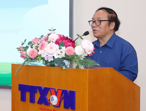 Nhà thơ Trần Đăng Khoa chia sẻ tâm sự của thần đồng thơ về thần đồng thơ tại lễ trao giải Dế Mèn - Ảnh: BTC Nhà thơ Trần Đăng Khoa chia sẻ tâm sự của thần đồng thơ về thần đồng thơ tại lễ trao giải Dế Mèn - Ảnh: BTC