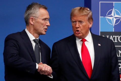 Tổng thống Mỹ Donald Trump bắt tay Tổng thư ký NATO Jens Stoltenberg tại Hội nghị thượng đỉnh NATO năm 2019 tại London, Anh - Ảnh: AFP Tổng thống Mỹ Donald Trump (phải) bắt tay Tổng thư ký NATO Jens Stoltenberg tại Hội nghị thượng đỉnh NATO năm 2019 ở London, Anh - Ảnh: AFP