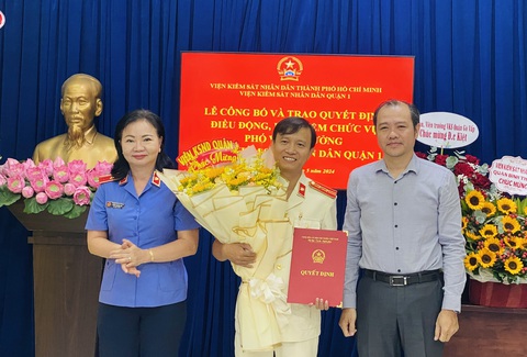 Ông Ngô Tuấn Kiệt làm phó viện trưởng Viện kiểm sát quận 1 TP.HCM- Ảnh 1. Ông Ngô Tuấn Kiệt nhận nhiệm vụ phó viện trưởng Viện kiểm sát nhân dân quận 1 - Ảnh: TUYẾT MAI