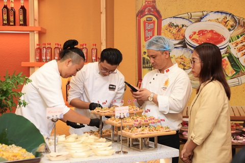 Bước vào 'thế giới nước mắm' ở nhà thùng lớn nhất Việt Nam- Ảnh 3. Thử tài nấu các món ngon với hương vị nước mắm ngay trên đảo Ngọc