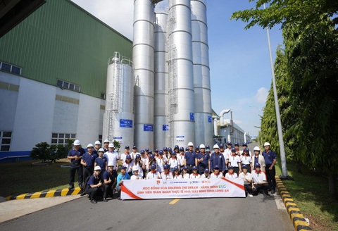 Trải nghiệm xanh tại nhà máy sản xuất ống nhựa- Ảnh 2. Các bạn sinh viên đạt học bổng