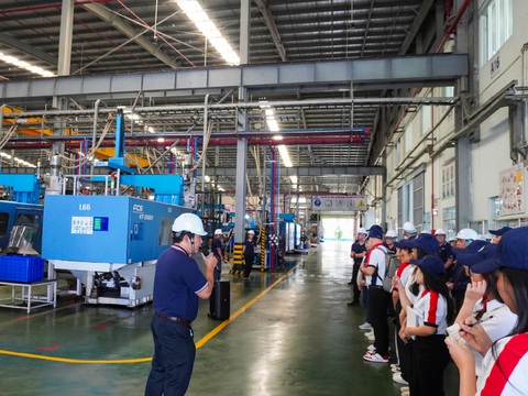 Trải nghiệm xanh tại nhà máy sản xuất ống nhựa- Ảnh 4. Ông Nguyễn Đình Toàn - Giám đốc nhà máy Bình Minh Long An giới thiệu về quy trình vận hành và sản xuất