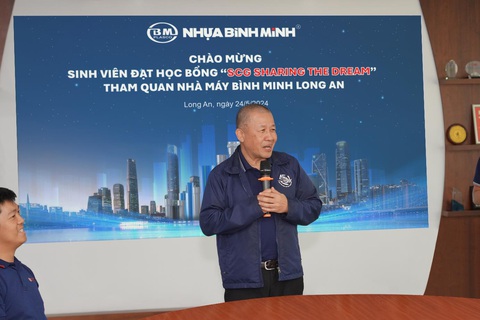 Trải nghiệm xanh tại nhà máy sản xuất ống nhựa- Ảnh 5. Ông Chaowalit Treejak – Tổng giám đốc Nhựa Bình Minh chia sẻ kinh nghiệm đến các bạn sinh viên đạt học bổng