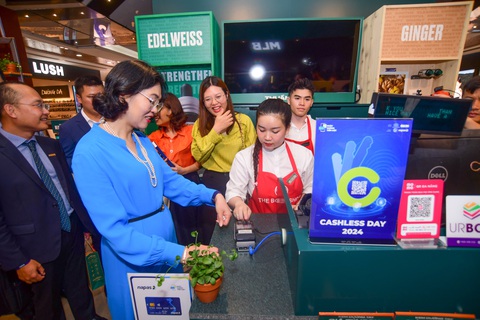 Các đại biểu trải nghiệm thanh toán một chạm ở trung tâm thương mại Vincom Đồng Khởi (TP.HCM) vào chiều 28-5, nhân sự kiện công bố Ngày không tiền mặt năm 2024 - Ảnh: QUANG ĐỊNH Các đại biểu trải nghiệm thanh toán một chạm ở trung tâm thương mại Vincom Đồng Khởi (TP.HCM) vào chiều 28-5, nhân sự kiện công bố Ngày không tiền mặt năm 2024 - Ảnh: QUANG ĐỊNH