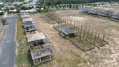 Có gì mới trong đơn giá bồi thường, hỗ trợ khi thu hồi đất ở Quảng Nam?- Ảnh 3. Một dự án khu nghỉ dưỡng bị vướng bồi thường, giải phóng mặt bằng nhiều năm nay ở Quảng Nam - Ảnh: LÊ TRUNG