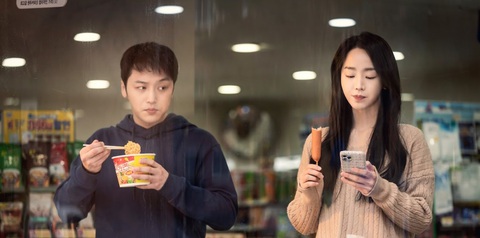 'Chàng hậu' Shin Hye Sun tái xuất màn ảnh rộng- Ảnh 1. Koo Jung Tae vô tình chứng kiến được màn sống ảo của Han Sora khi cô đang ăn một cái xúc xích ở cửa hàng tiện lợi trong khi đăng tải hình ảnh salad chay lên tài khoản mạng xã hội.