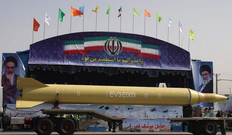 Iran chuyển cho Houthi loại tên lửa đe dọa nghiêm trọng Mỹ và Israel- Ảnh 1. Tên lửa đạn đạo Ghadr của Iran trong một cuộc duyệt binh - Ảnh: AFP